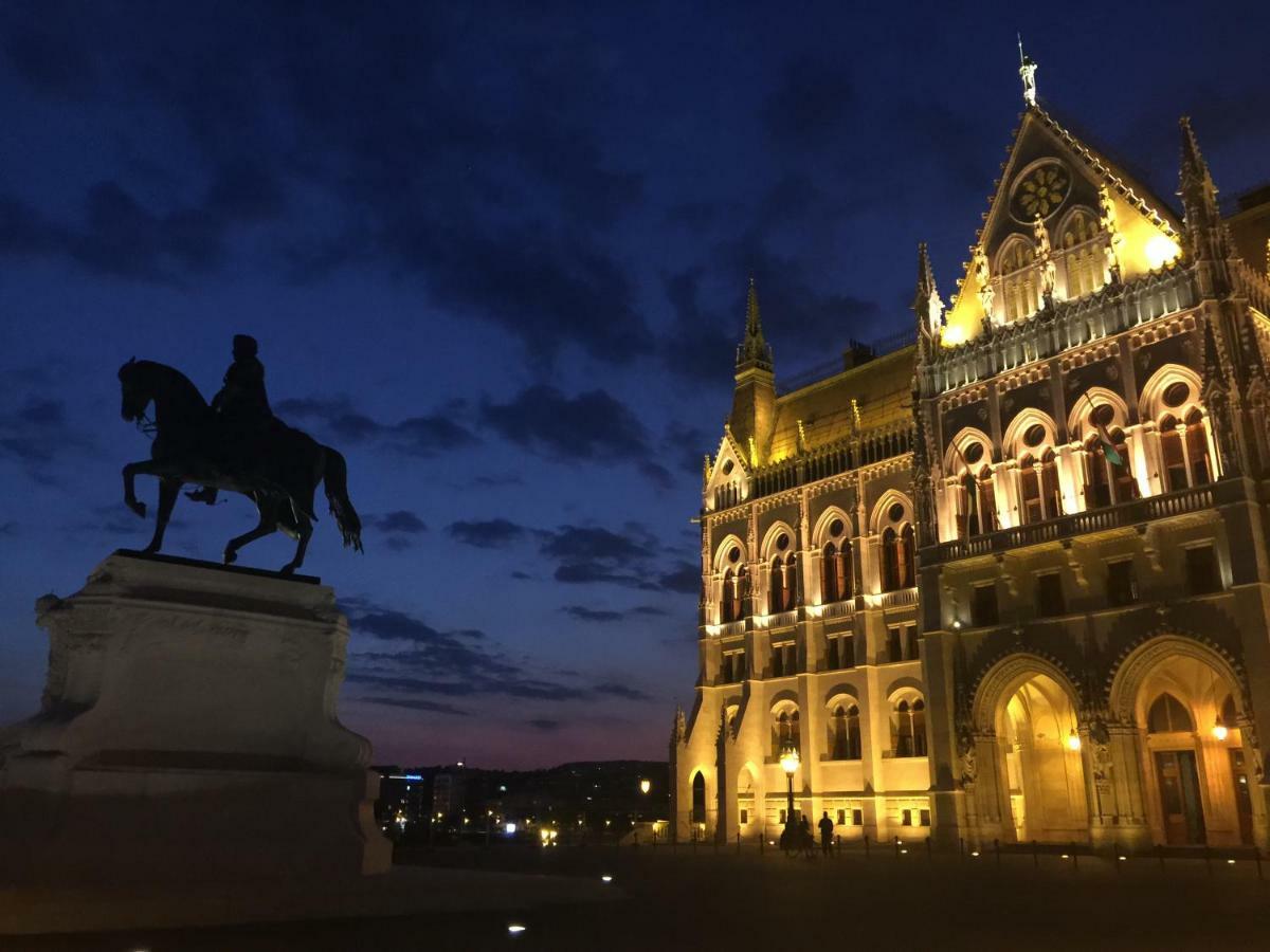 2 Between Of Chain Bridge, Cathedral, Parlament,castle Area * Budapest
