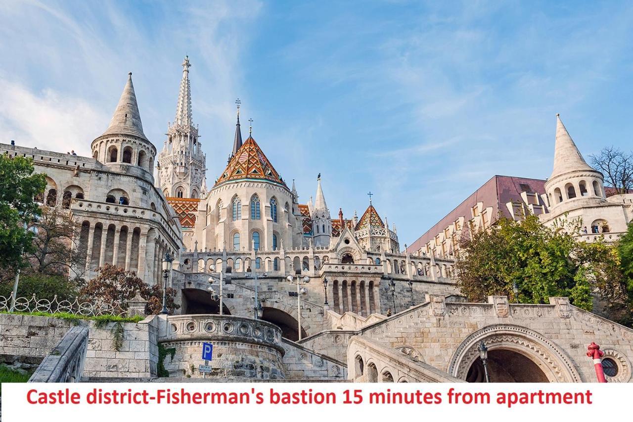 2 Between Of Chain Bridge, Cathedral, Parlament,castle Area Budapest