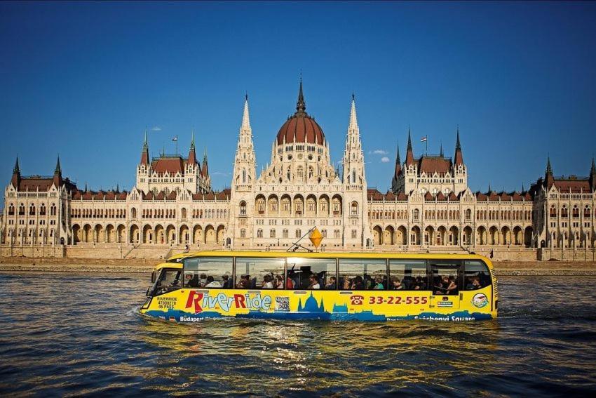 2 Between Of Chain Bridge, Cathedral, Parlament,castle Area Budapest