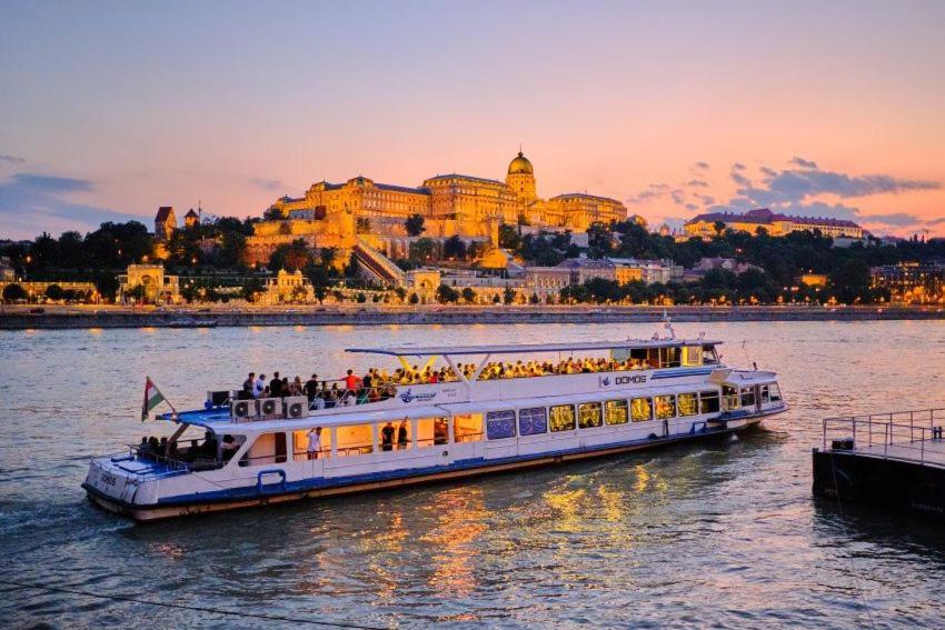 Apartment 2 Rooms Between Of Chain Bridge, Cathedral, Parlament,Castle Area *