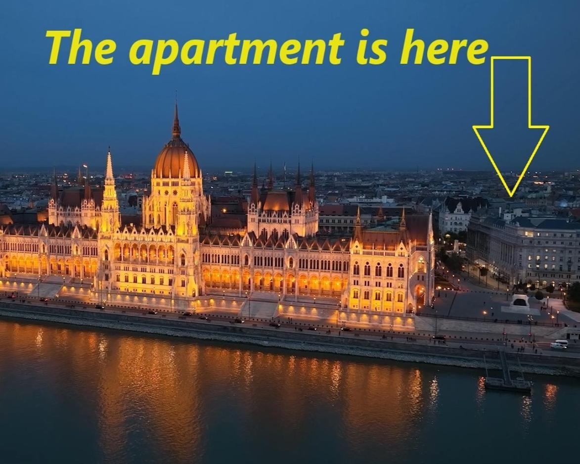 2 Between Of Chain Bridge, Cathedral, Parlament,castle Area