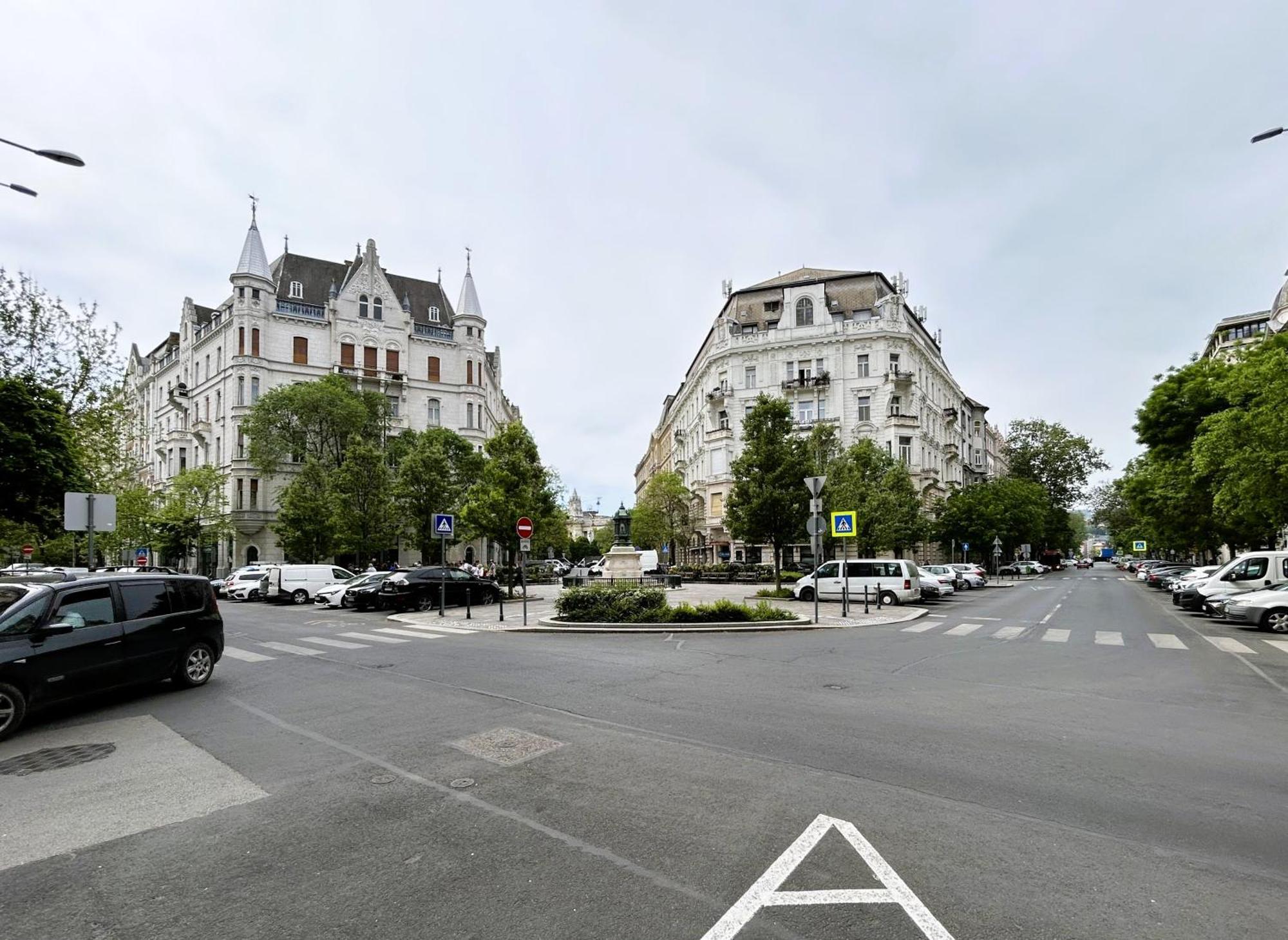 2 Between Of Chain Bridge, Cathedral, Parlament,castle Area