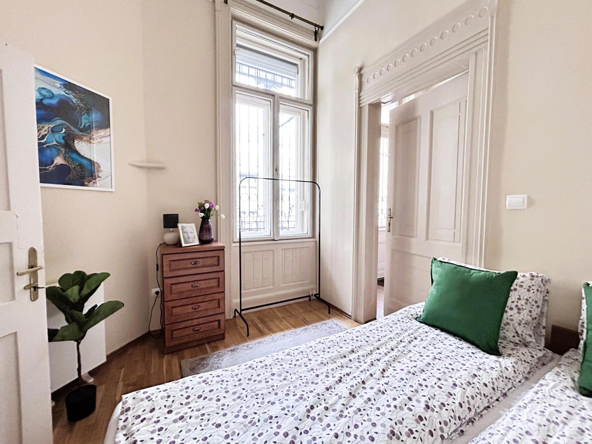 Apartment 2 Between Of Chain Bridge, Cathedral, Parlament,castle Area *