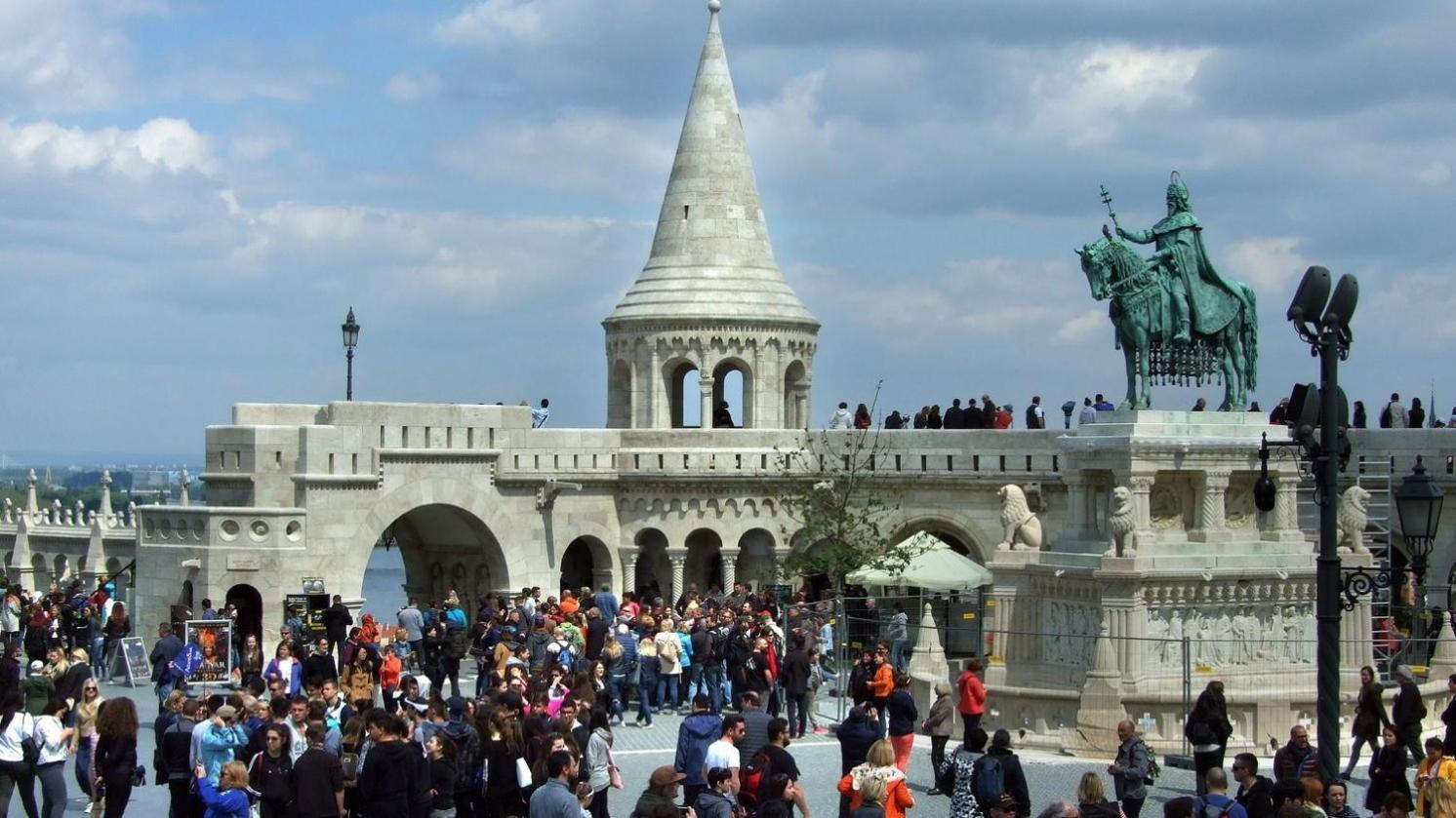 2 Between Of Chain Bridge, Cathedral, Parlament,castle Area