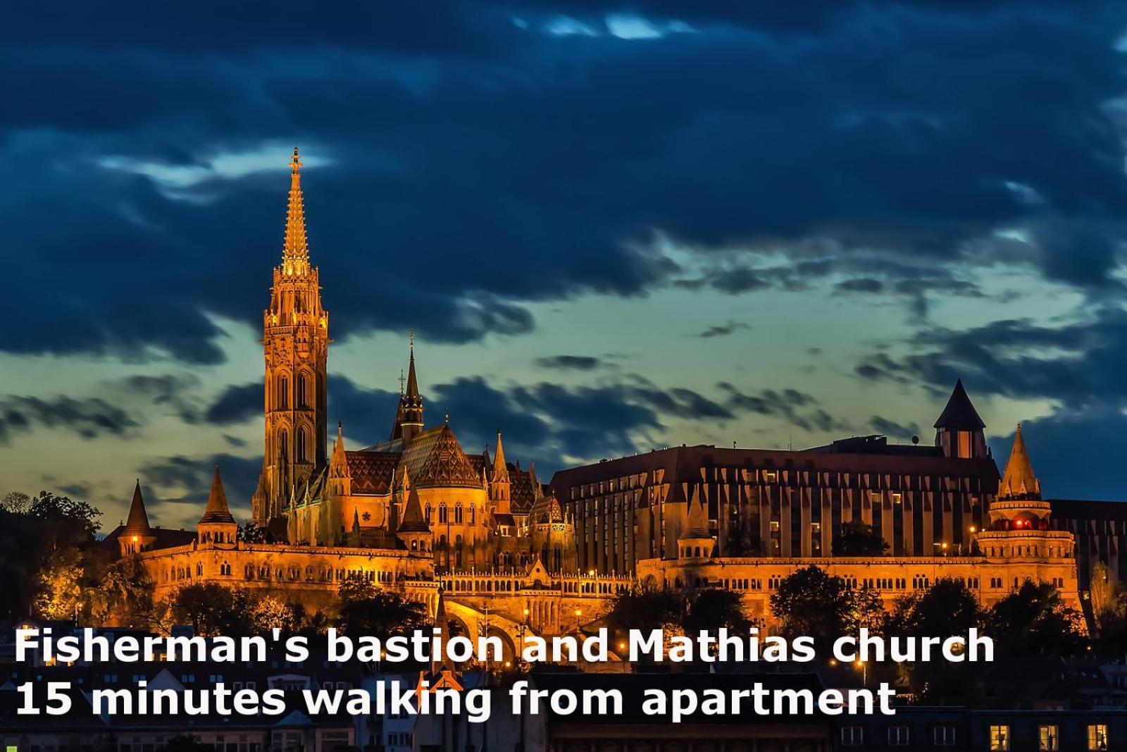 2 Between Of Chain Bridge, Cathedral, Parlament,castle Area