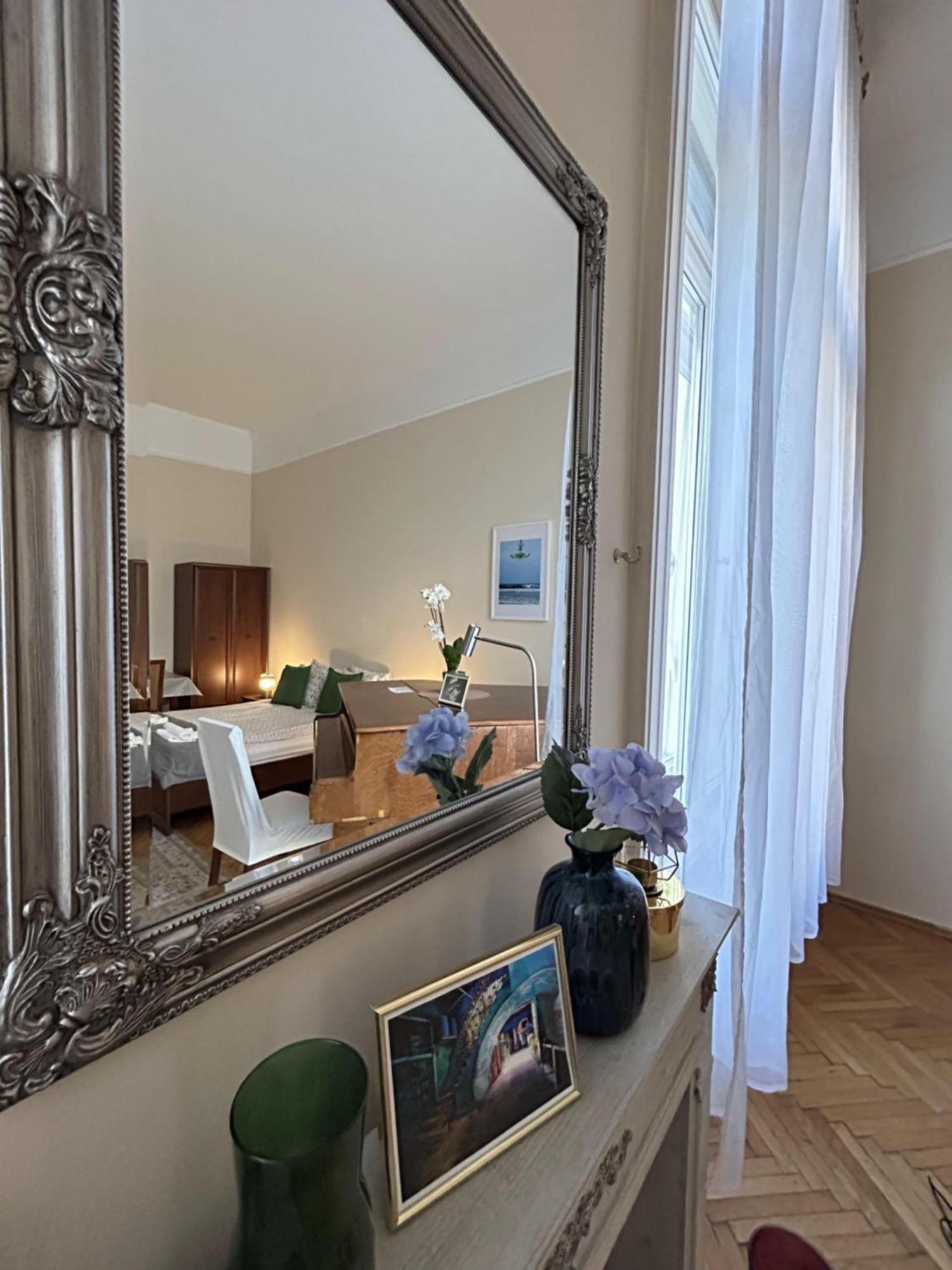 Apartment 2 Between Of Chain Bridge, Cathedral, Parlament,castle Area