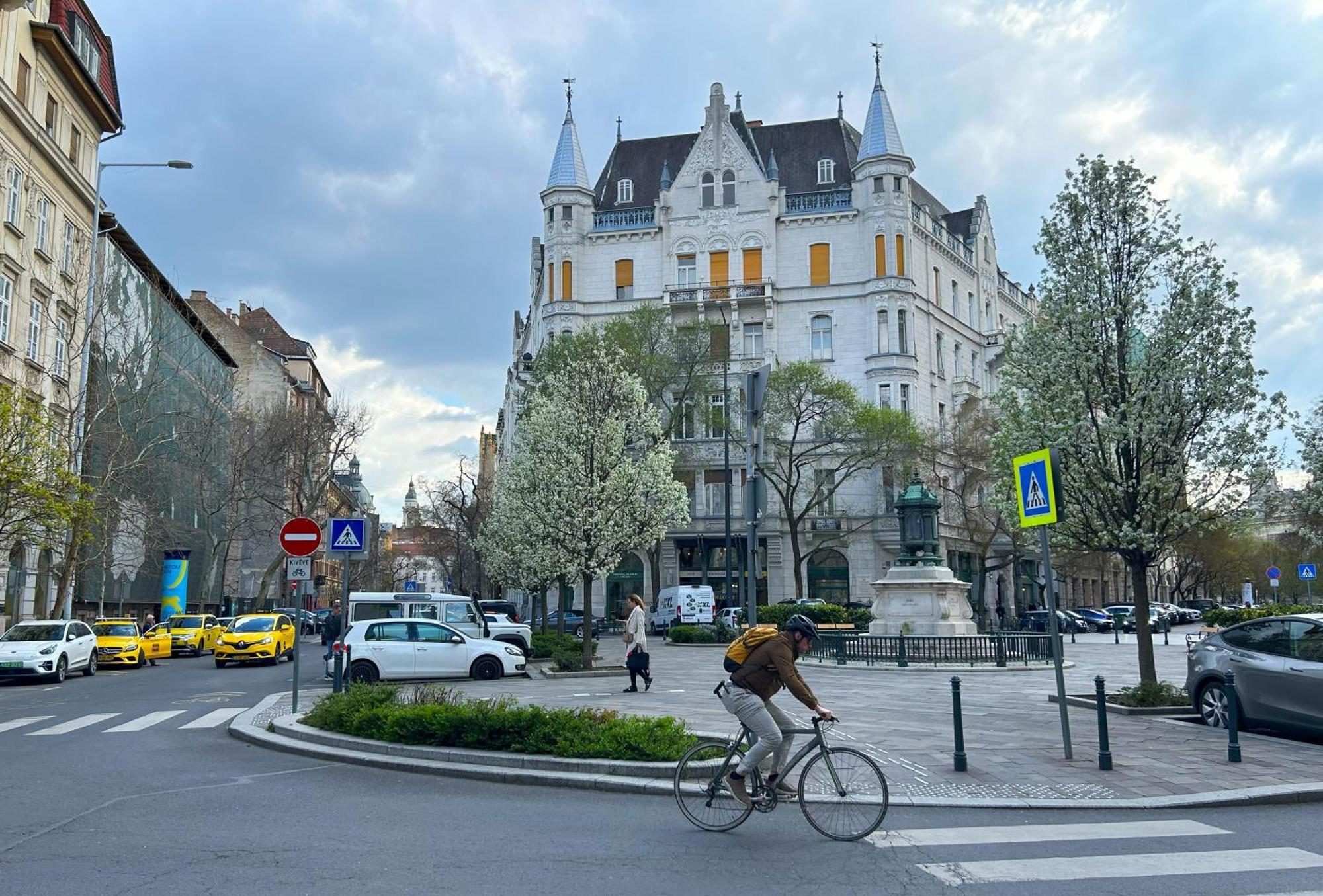 Apartment 2 Between Of Chain Bridge, Cathedral, Parlament,castle Area *