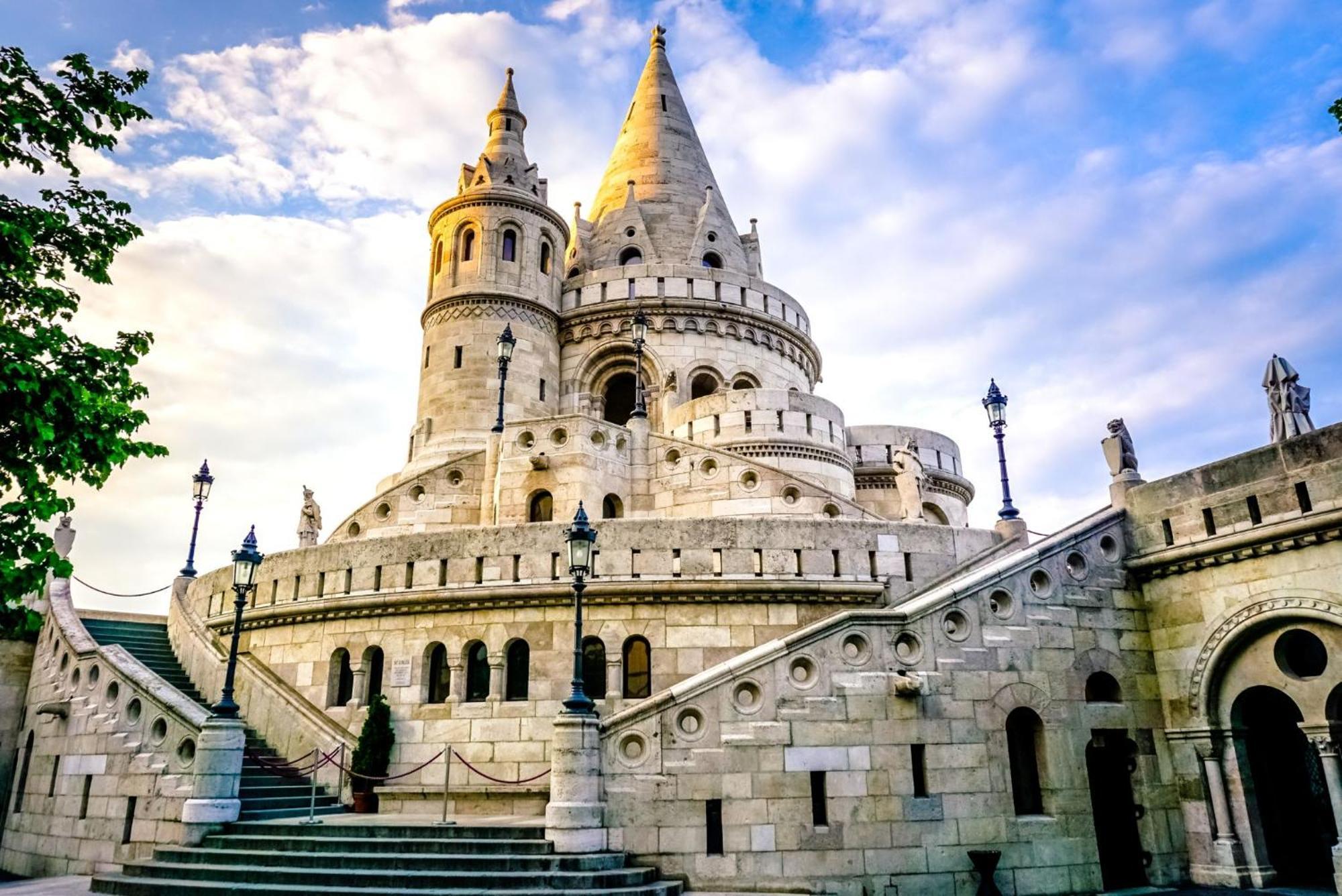 2 Between Of Chain Bridge, Cathedral, Parlament,castle Area *