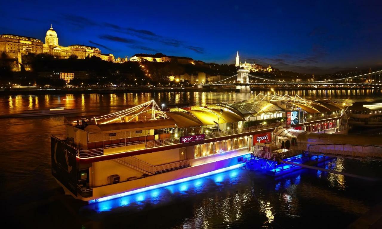 2 Between Of Chain Bridge, Cathedral, Parlament,castle Area